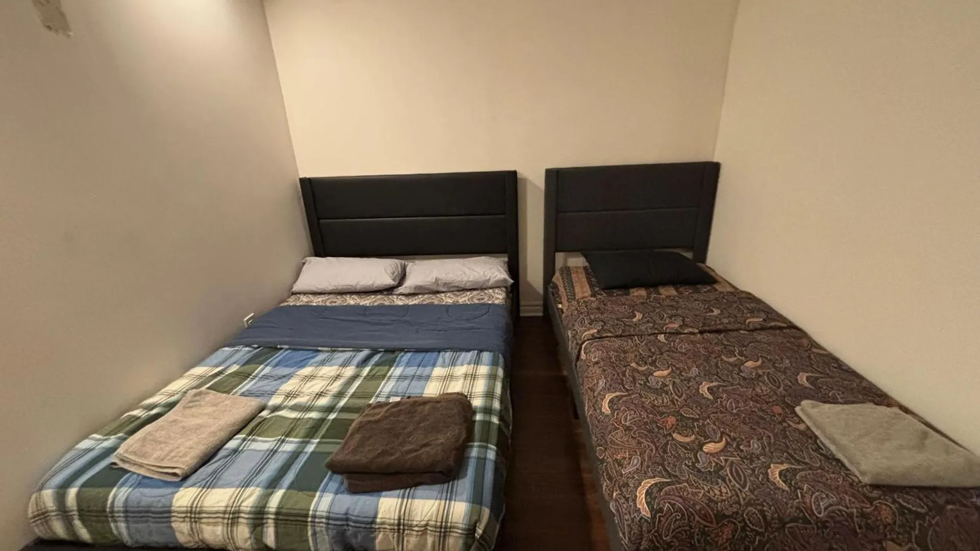 Homestay Square One Mall Room- Fast Speed Internet-Free Parking Mississauga