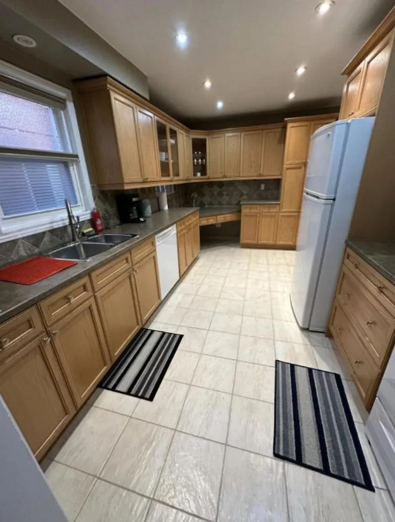 Square One Mall Room- Fast Speed Internet-Free Parking Mississauga Homestay